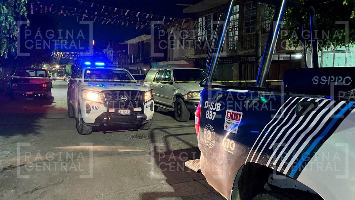 Hablaba con conocidos cuando motosicarios se acercaron y le dispararon en Ciudad Satélite