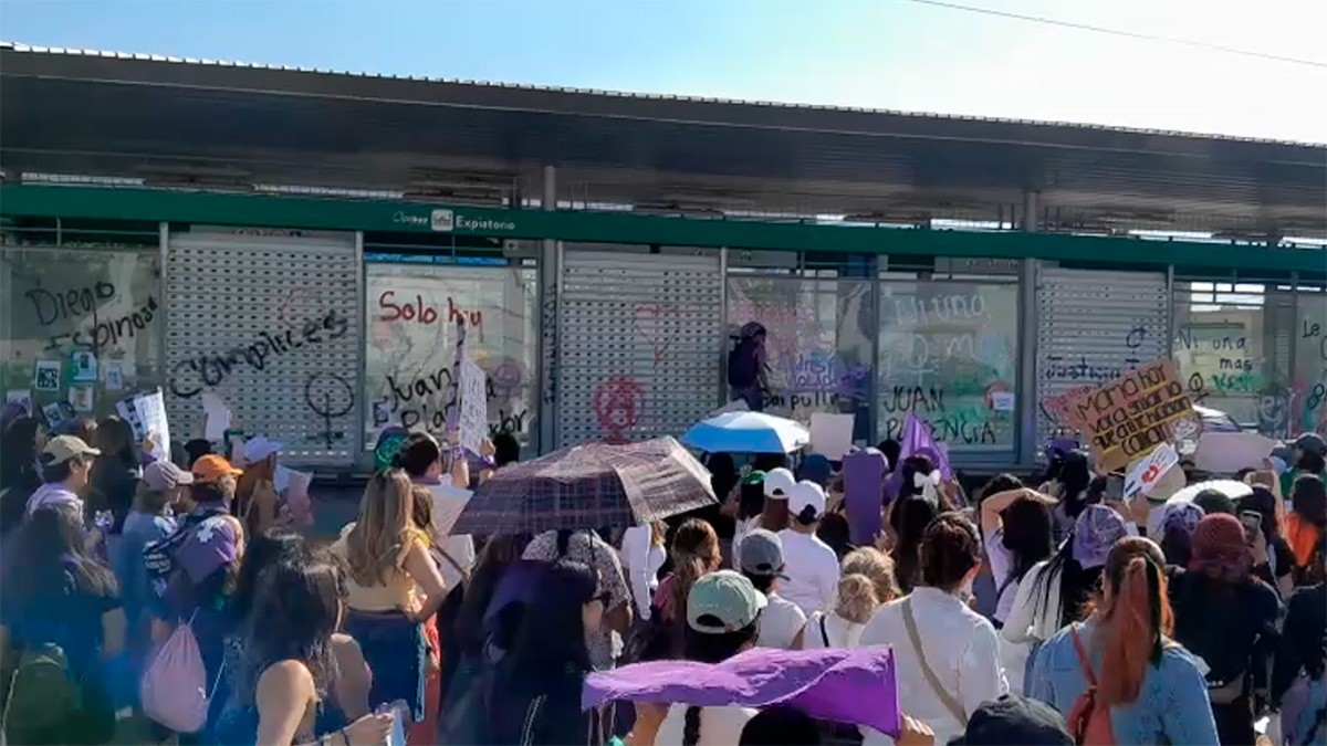 VIDEO “Al que no le guste se j0de, se j0de” grafitean paraderos de León durante marcha 8M