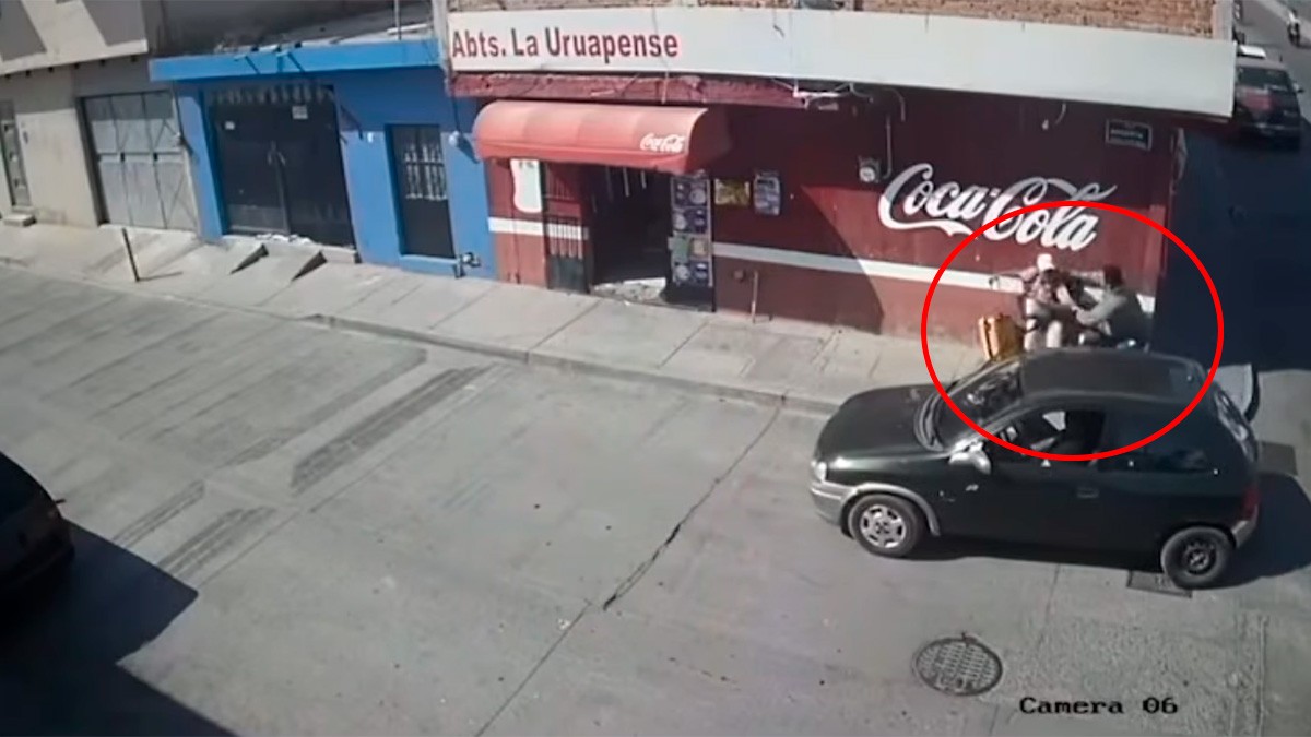 VIDEO Intentan subir a la fuerza a un joven a un auto, pero falla el secuestro y huyen