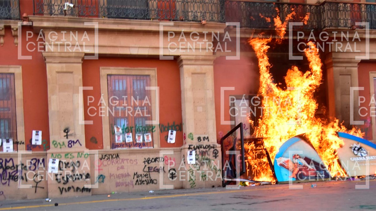 VIDEO Arde afuera de Presidencia de León municipal tras la marcha 8M