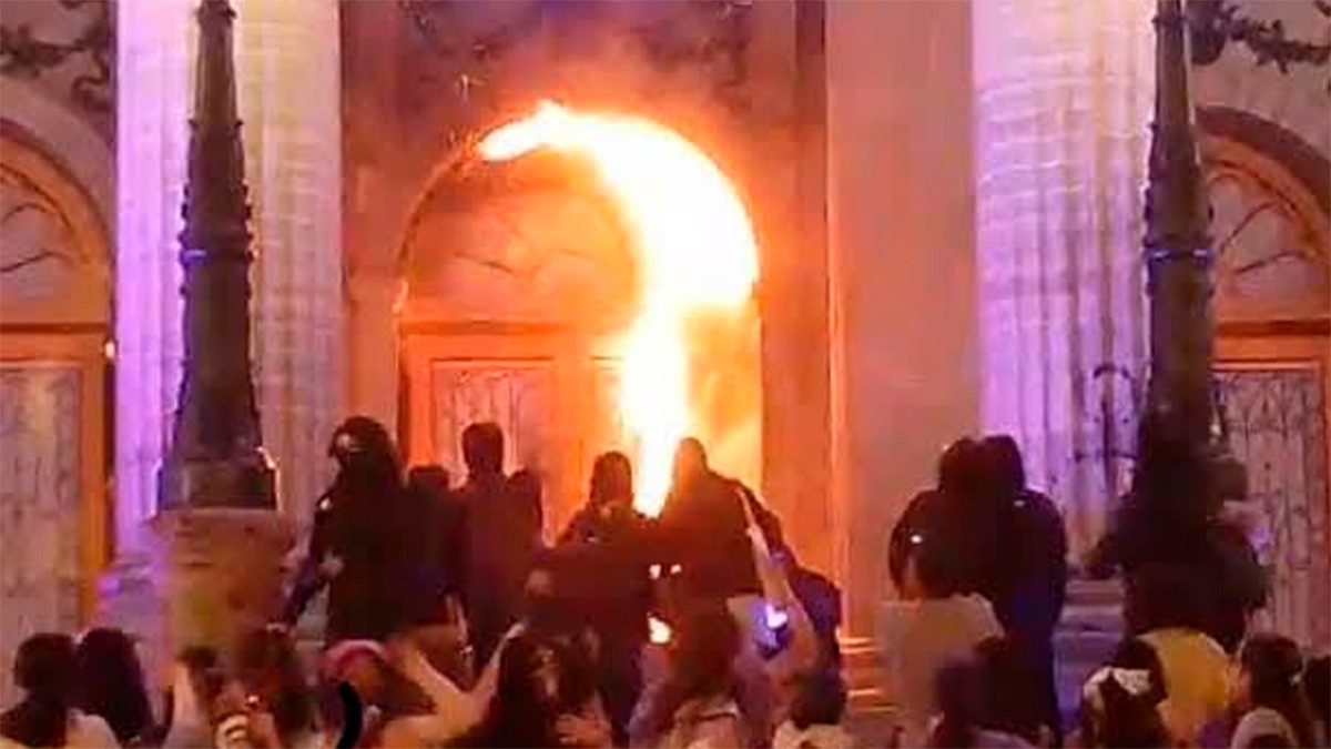 VIDEO Estallan una bomba molotov afuera del Teatro Juárez