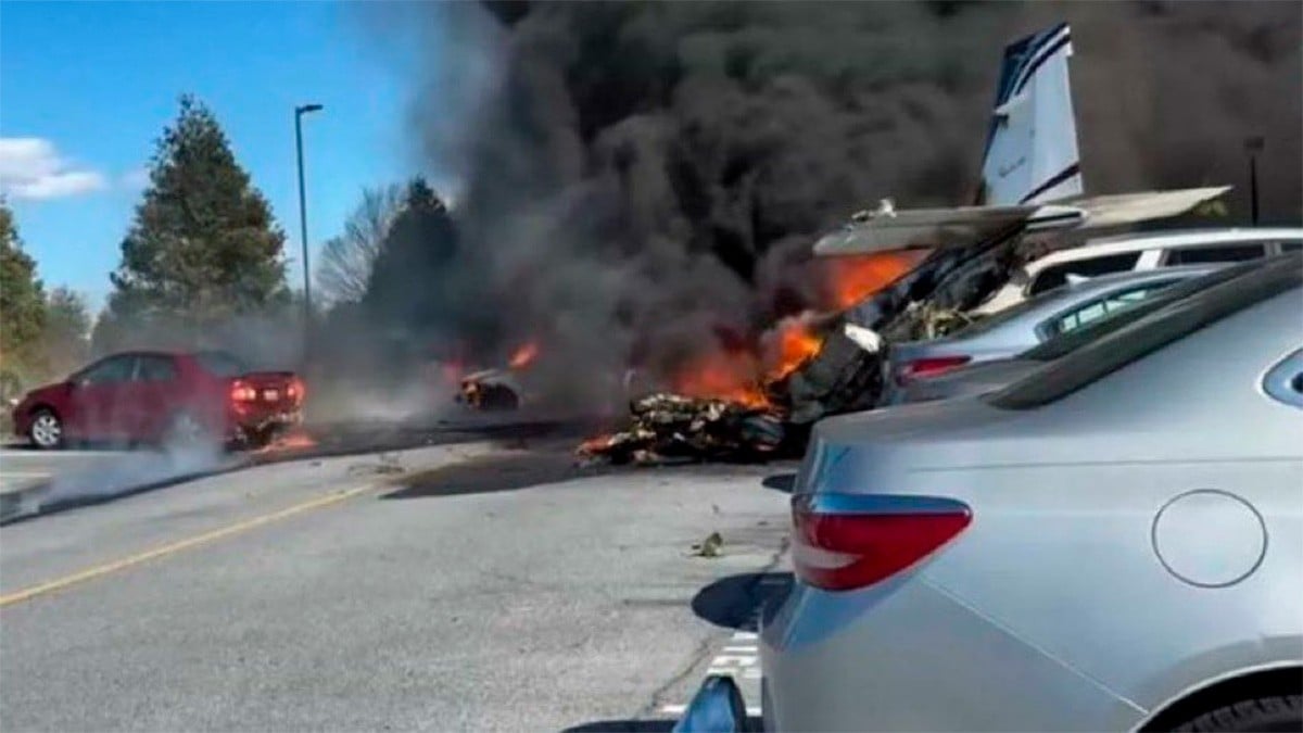 VIDEO Avioneta se estrella con cinco pasajeros a bordo minutos después de despegar