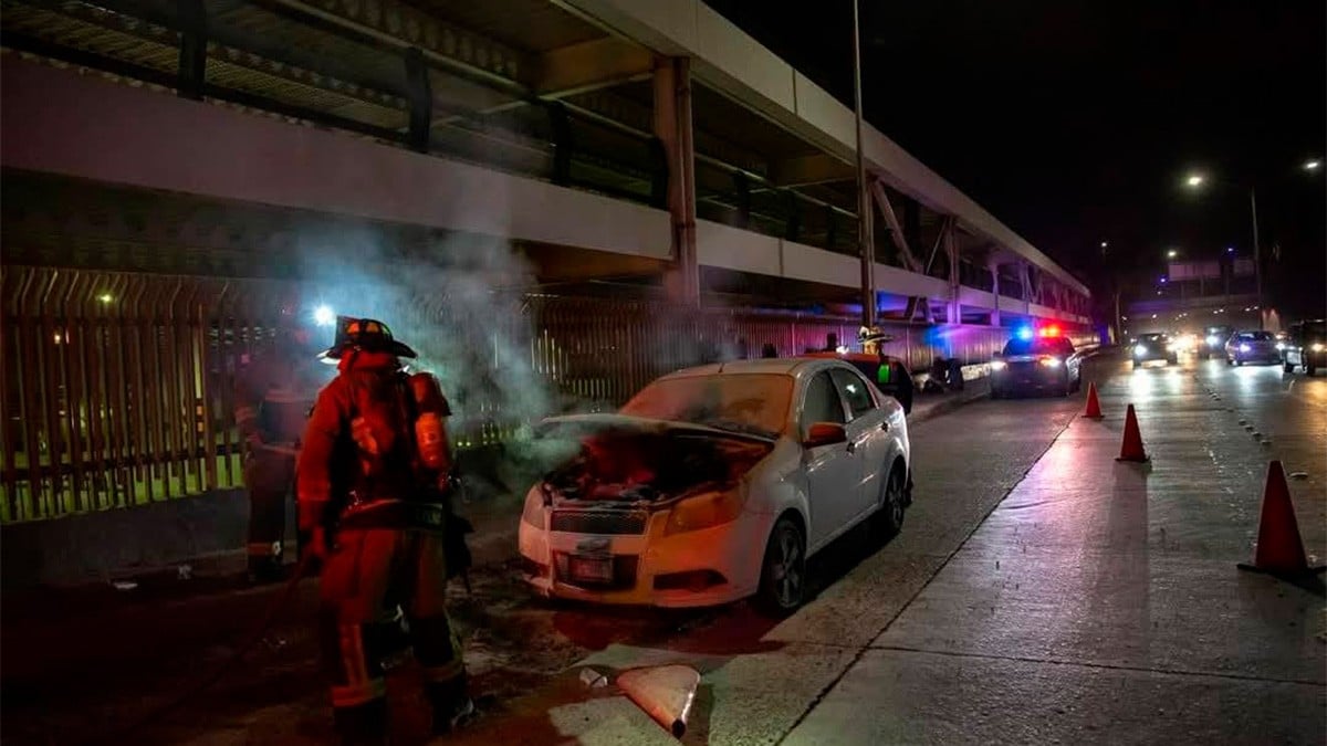 Conductor no ve pancartas en llamas del 8M, pasa sobre ellas y su auto se incendia