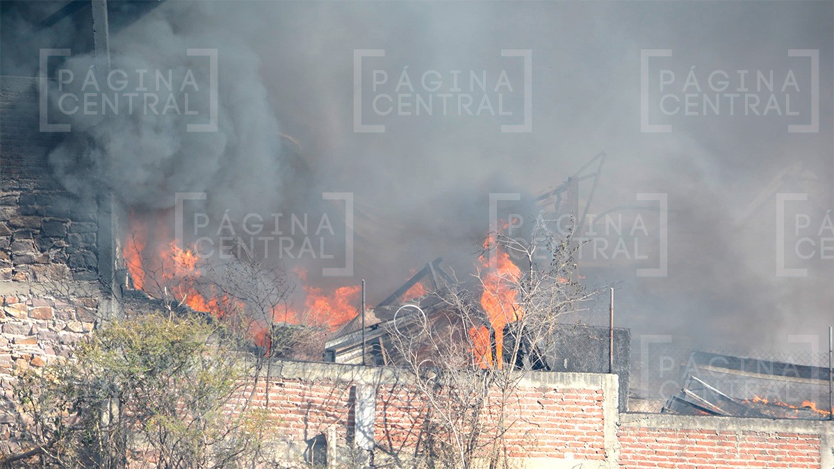 Fuerte incendio en recicladora de Cortijos de la Gloria: el humo es visible a kilómetros