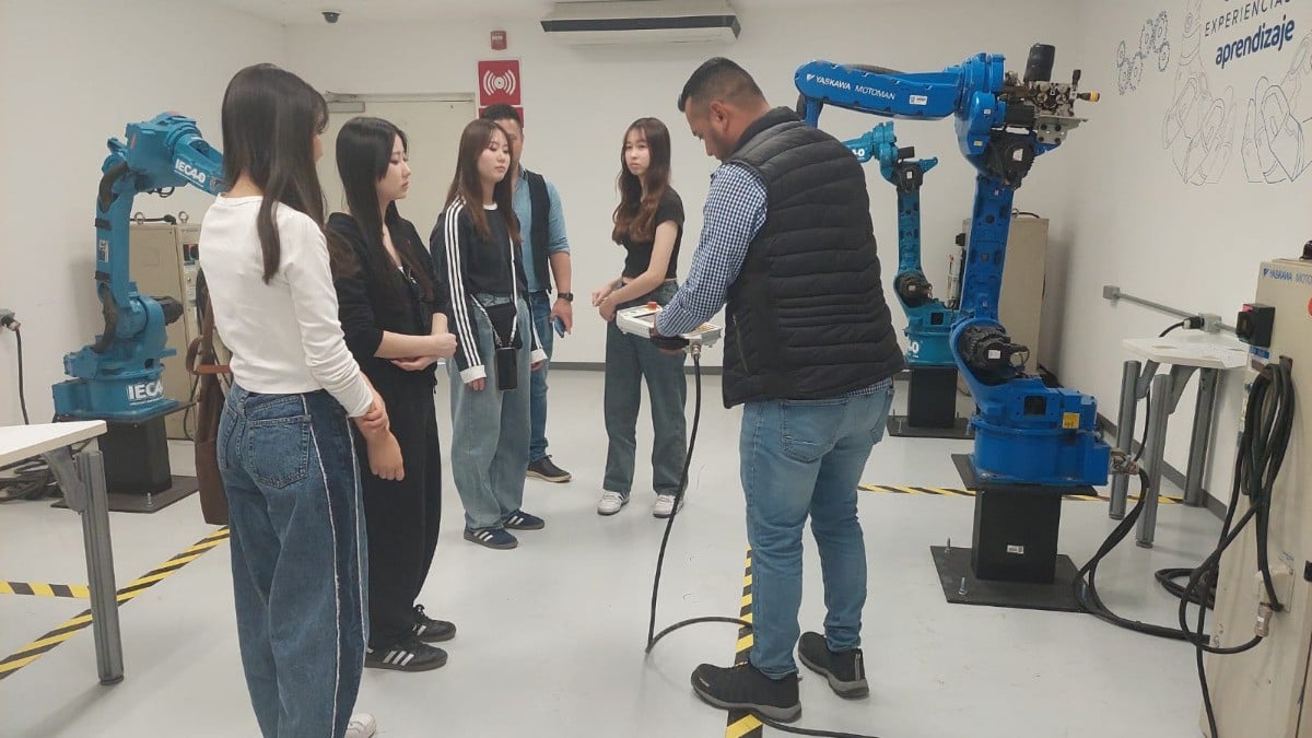 ¡Aprenden de guanajuatenses! Estudiantes japoneses visitan IECA para conocer cursos