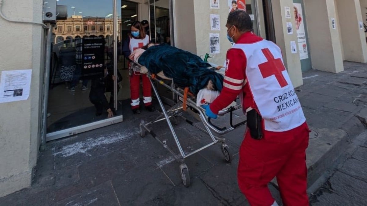 ¡Indignante! Banco obliga a una abuelita a acudir en camilla a sucursal por un trámite