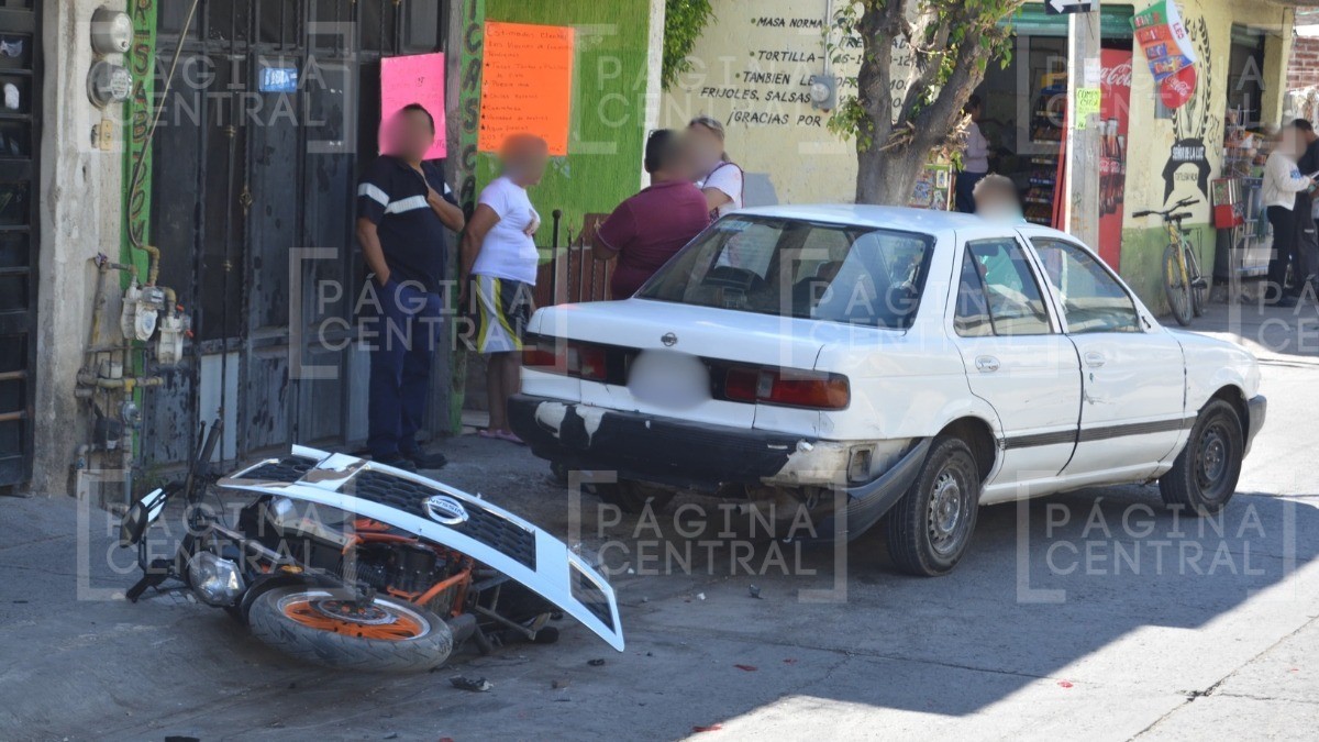 Mujer conducía camioneta de personal y por falla mecánica se va contra moto donde iba niño