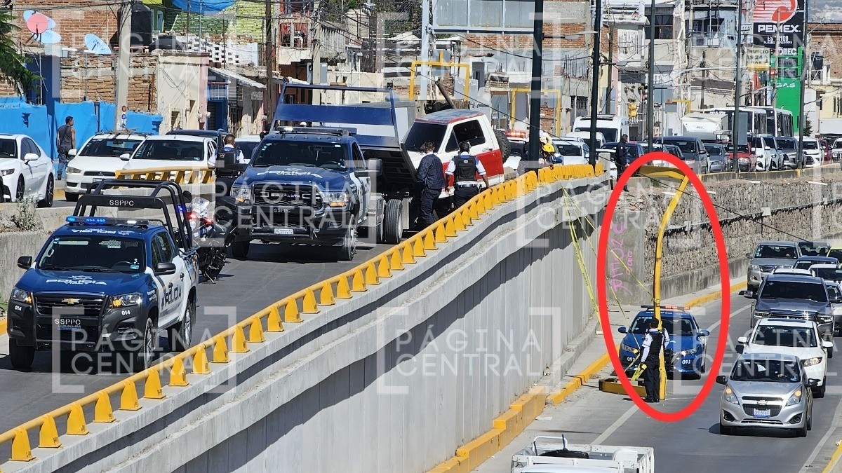 ¡Tremendo choque en Malecón! Camioneta tira portería y la avienta hasta el carril de abajo