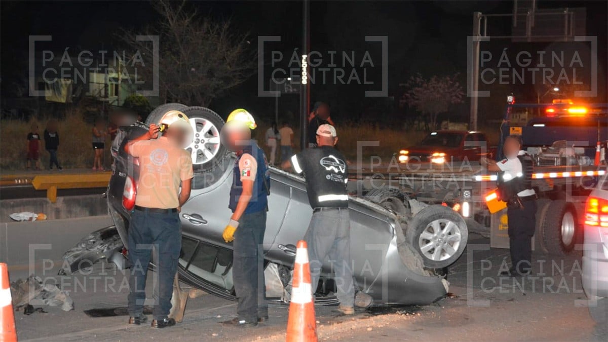 Choca contra el muro de contención, vuelca y queda llantas arriba en el Timoteo Lozano