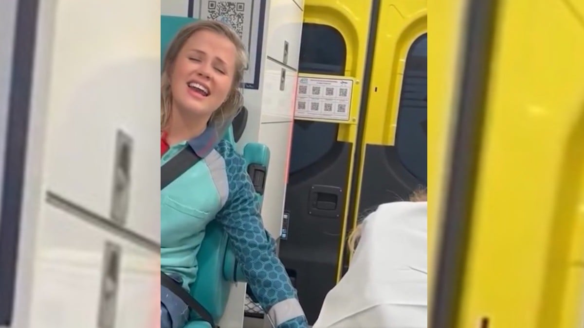 VIDEO ¡Para llorar! Enfermera le canta a paciente terminal en ambulancia y se viraliza