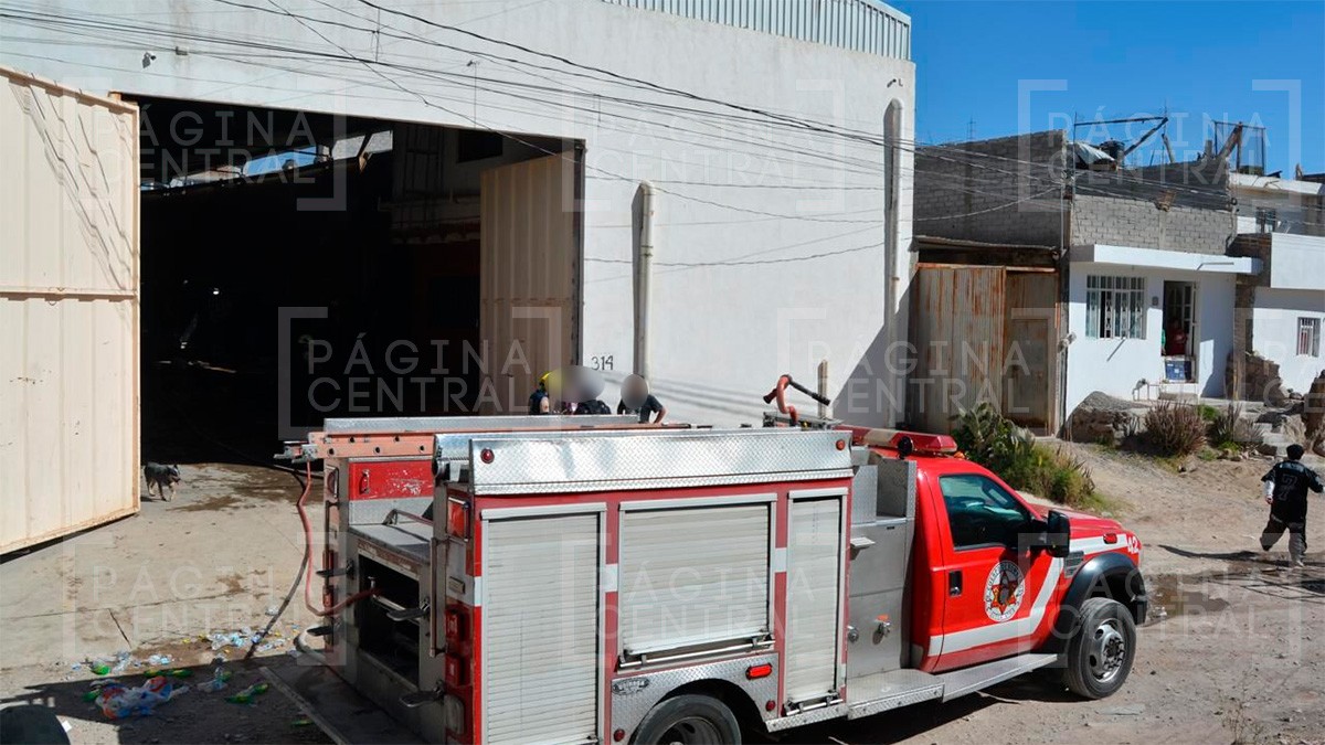 Incendio en bodega de reconocido grupo musical desata fuerte operativo de emergencia