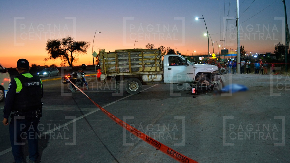¡Terrible choque en el Eje! Motociclista iba por acotamiento y lo mata camioneta en retorno