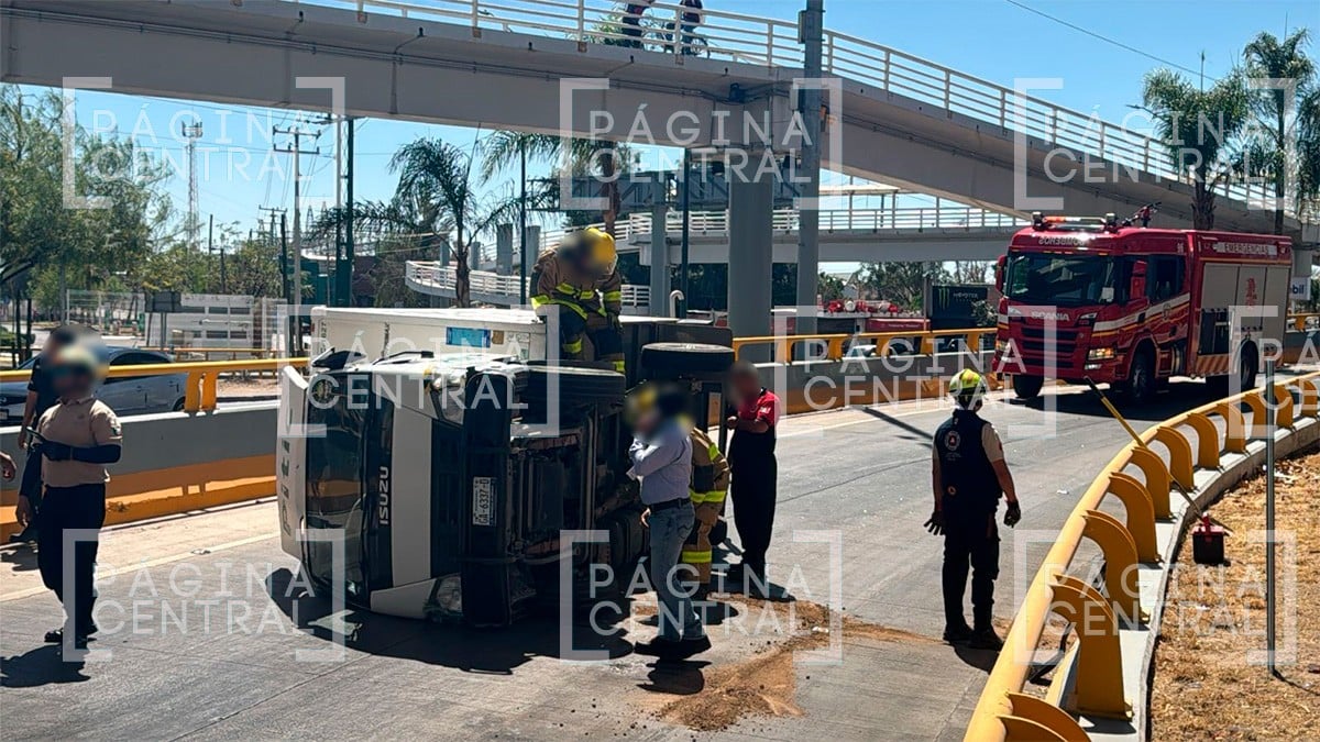 Camioneta cargada con paletas vuelca en distribuidor vial Juan Pablo II y desata caos vial