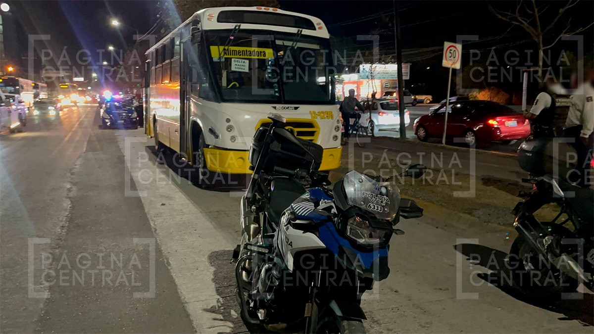 Motociclista choca contra auto y al caer es arrollado por camión urbano en bulevar Delta