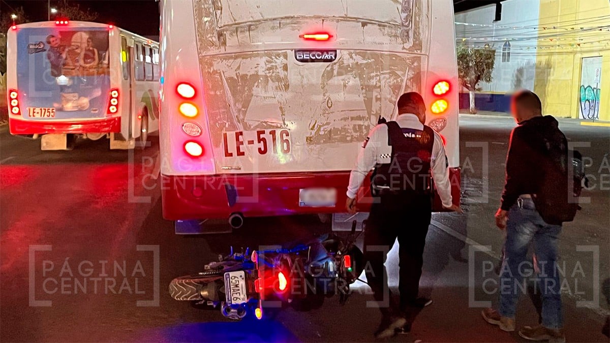 Derrapa en su motocicleta en el Libramiento Morelos y termina bajo un camión urbano