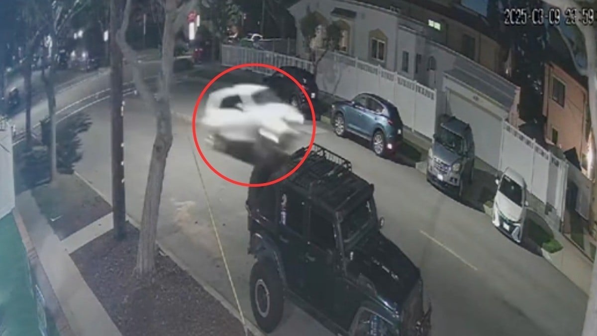 VIDEO “Nunca vi algo así” Camioneta que iba como ‘avión’ se eleva y vuelca afuera de casa