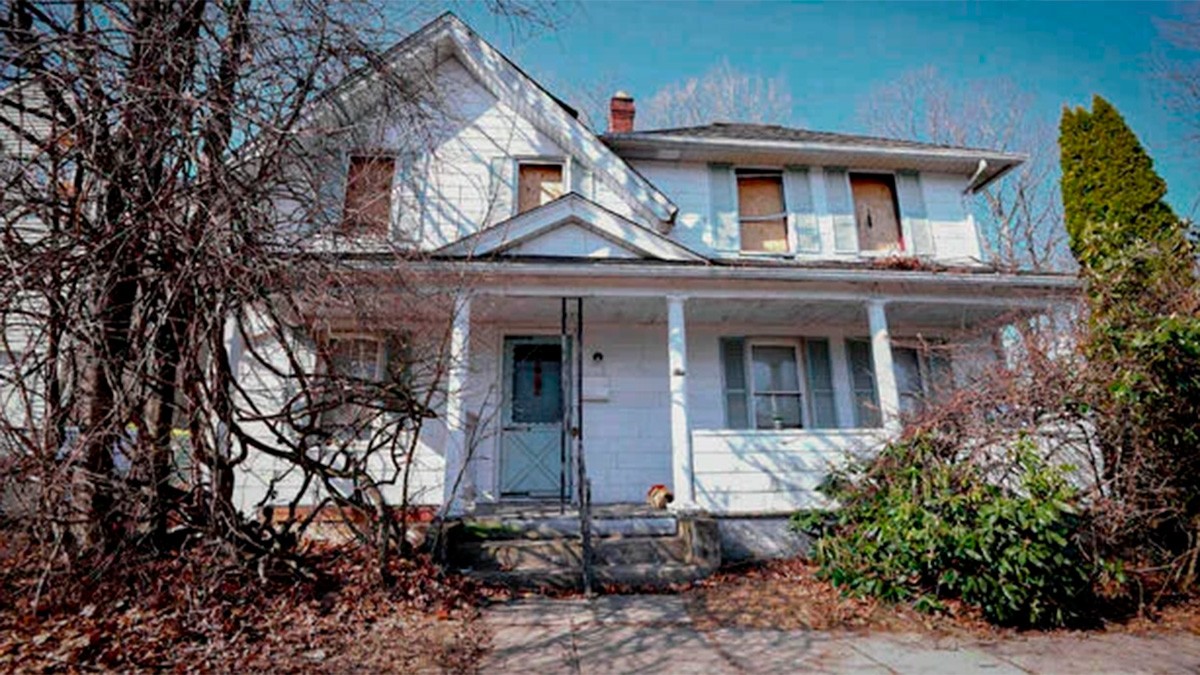 Rescatan a hombre que estuvo encerrado en su casa por su padre y madrastra durante 20 años