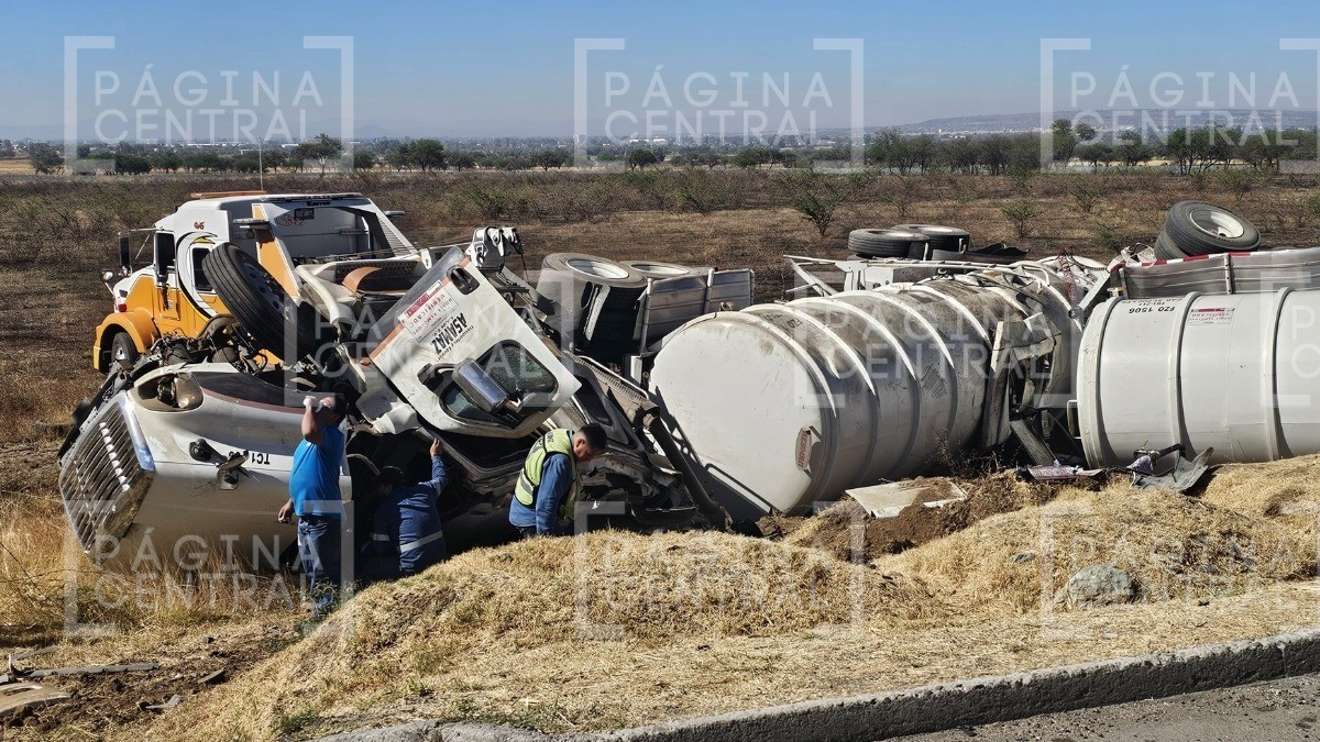 VIDEO Aparatoso: Pipa con miles de litros de hidrocarburo se vuelca en Eje Metropolitano