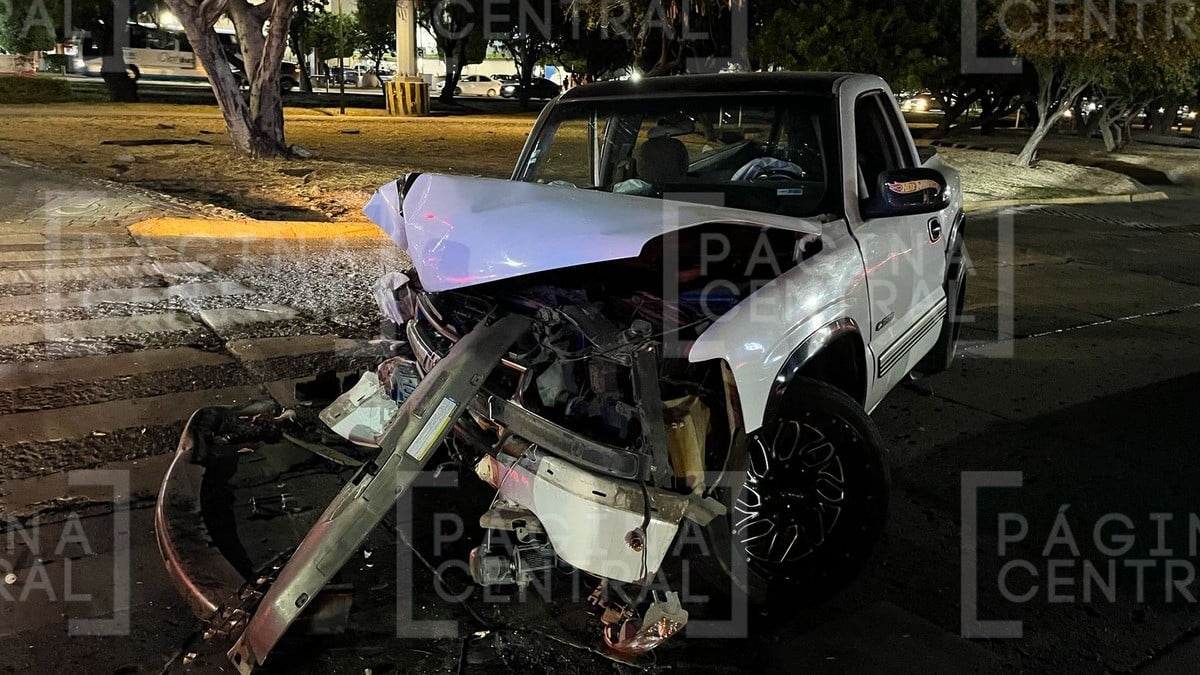 Camioneta a exceso de velocidad pierde el control y se estrella contra semáforo en León