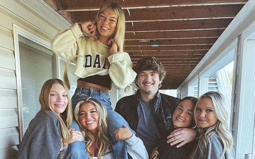 'No se despierta', descubre terrible escena: 4 jóvenes murieron apuñalados