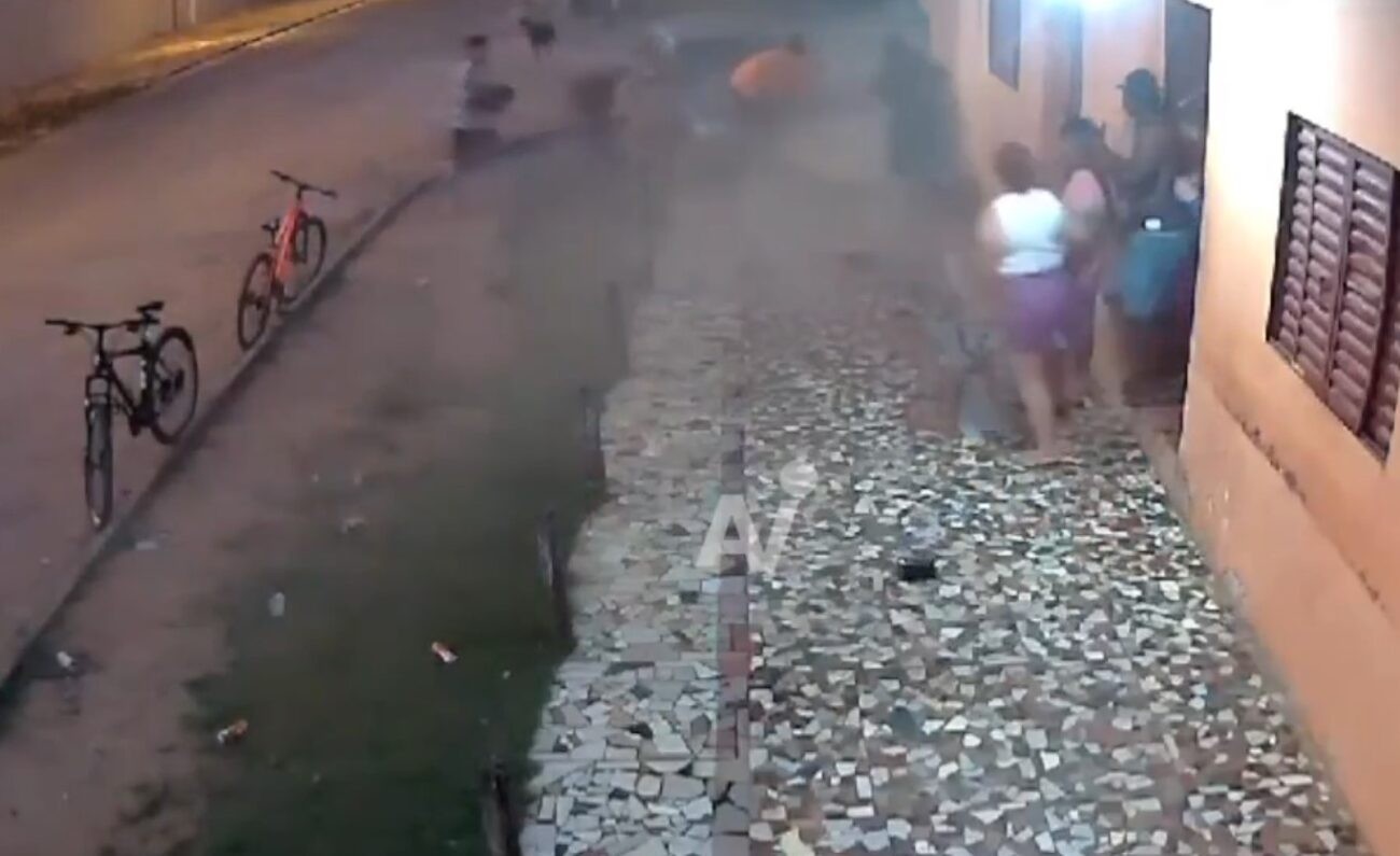 VIDEO De terror: Hombre arrolla a su exnovia por 'celos' y escapa