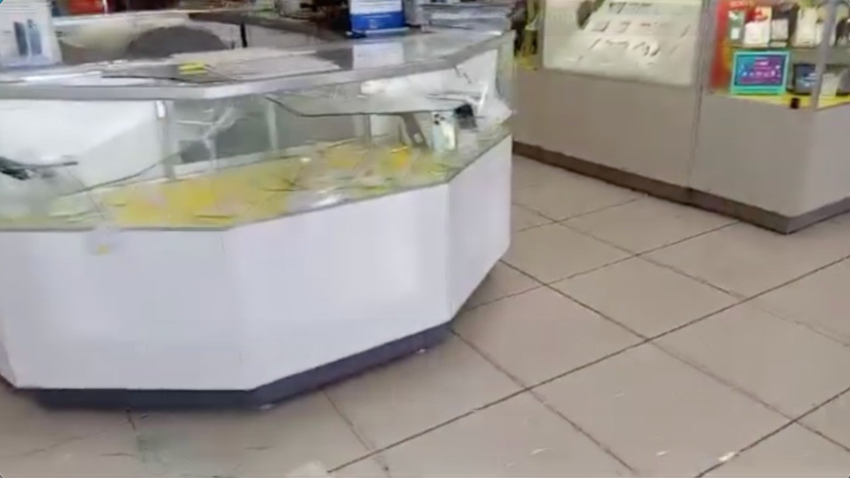 ¡Rompen vitrinas! Asalto a Coppel deja daños materiales y crisis nerviosa en empleados