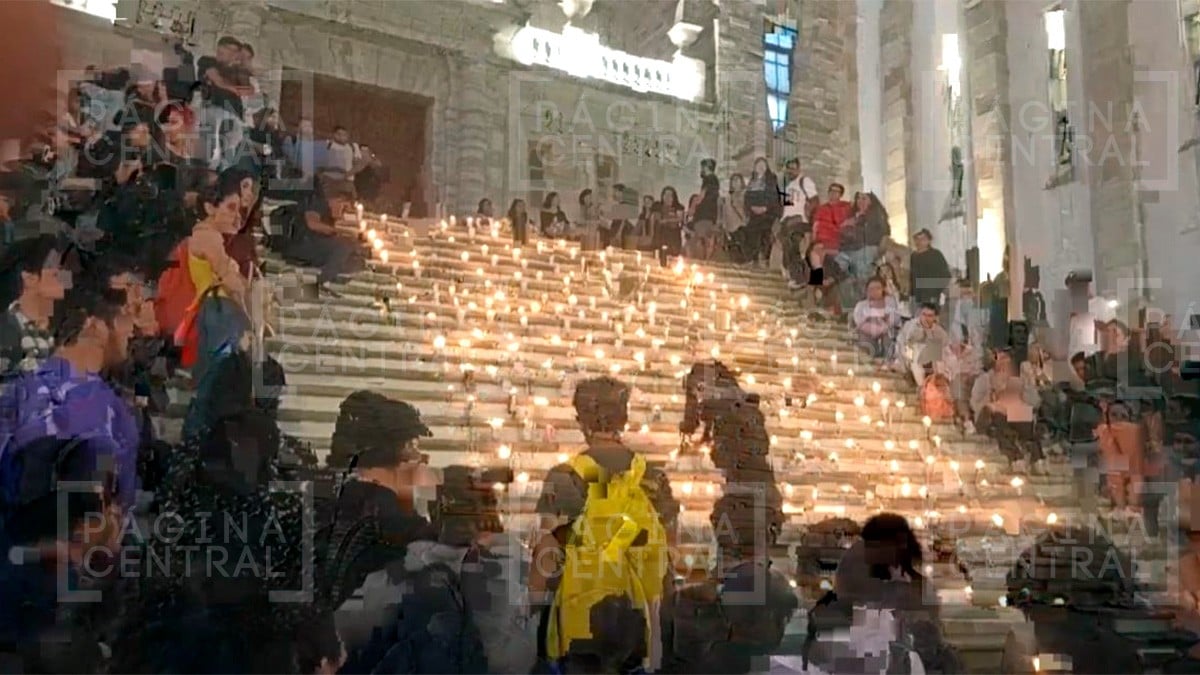 VIDEO Iluminan escalinatas de la UG en memoria de estudiantes fallecidos en volcadura