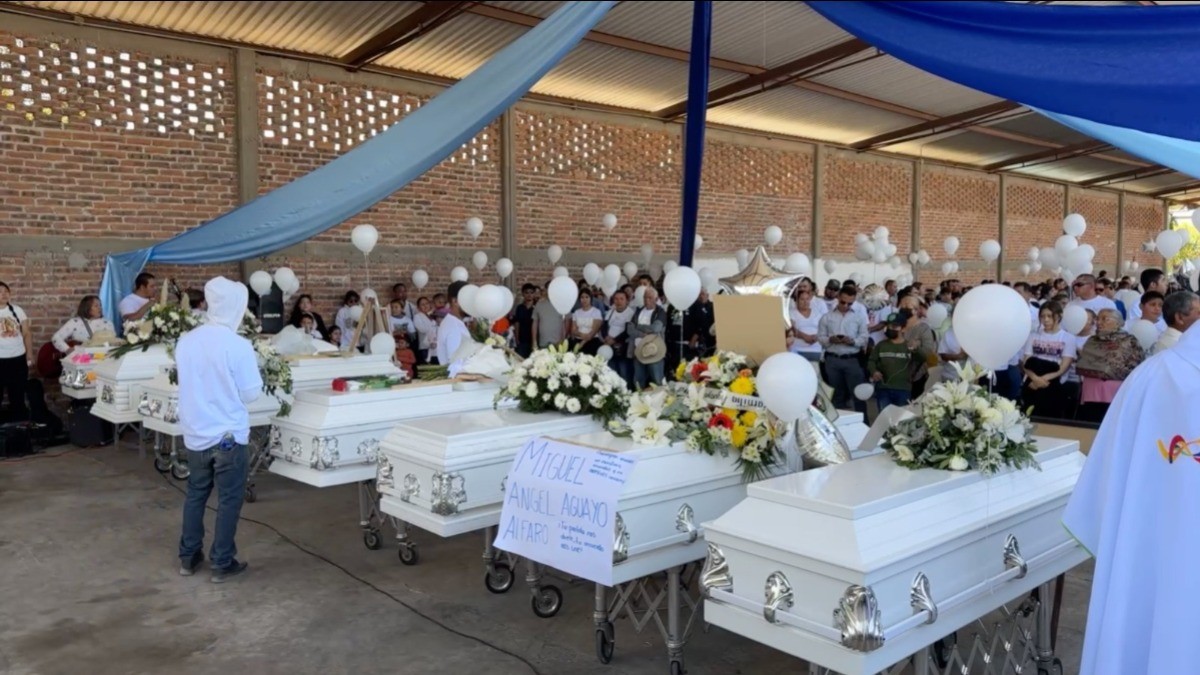 “¡Hoy gritamos nunca más” Despiden en misa a jóvenes asesinados en masacre en Salamanca