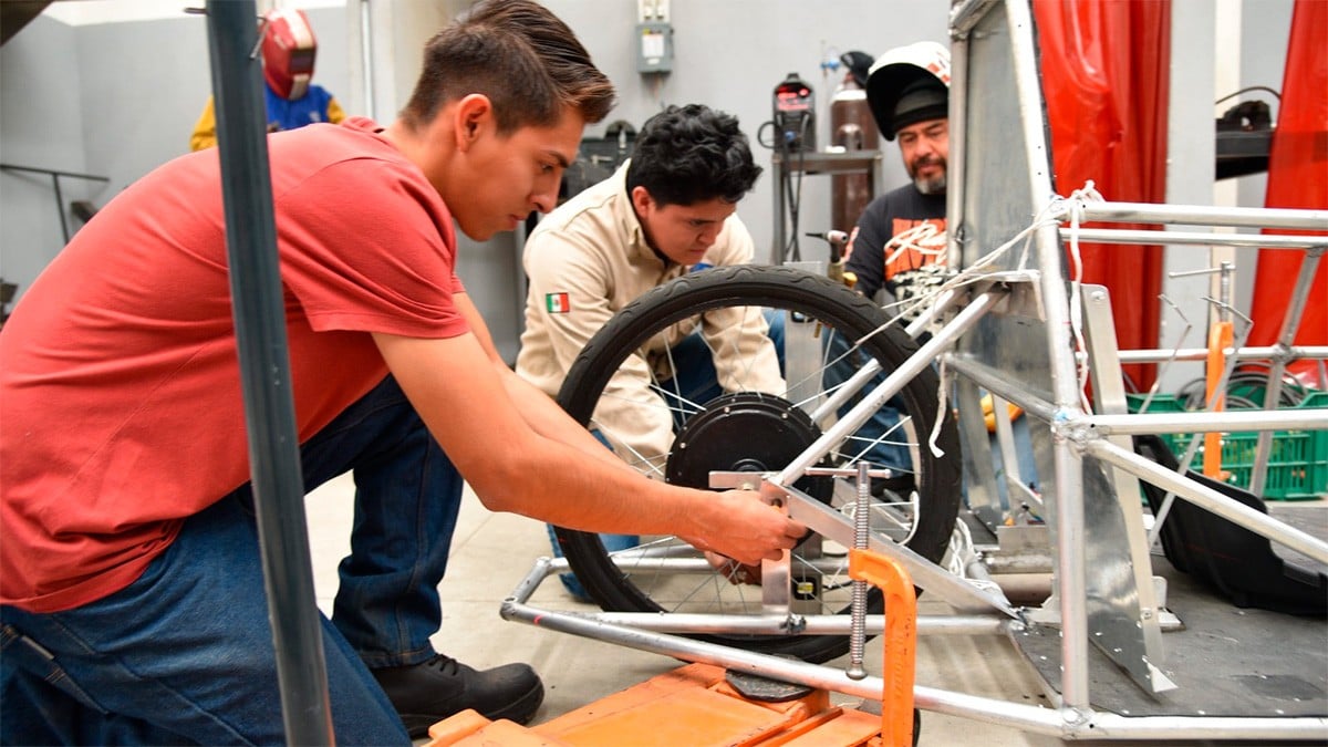 Estudiantes guanajuatenses crean auto eléctrico para competir en evento internacional
