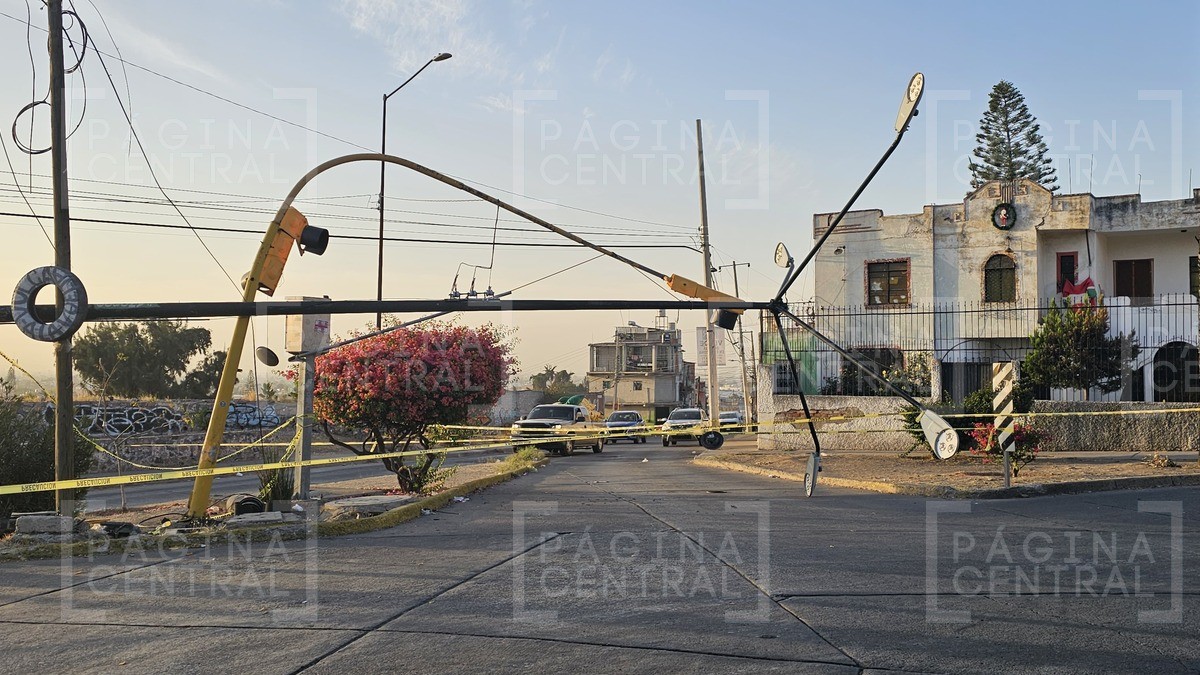 ¡Caos vial! Choca contra luminaria en Bellavista y luego tumba un semáforo