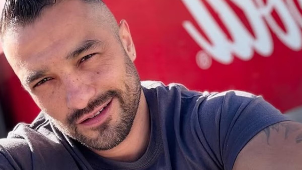 “¿A qué hora pasa el de la Coca?“ Guapo repartidor mexicano se hace viral en redes