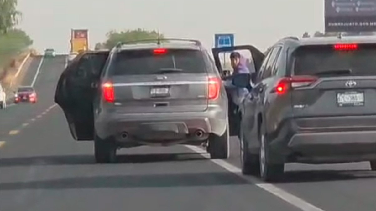 VIDEO Captan robo de camioneta en libramiento, bajan a mujeres y esto pasó después