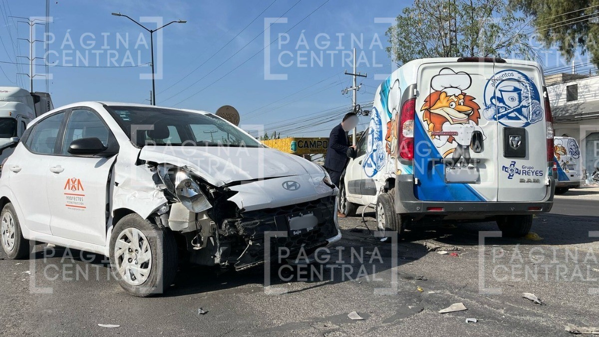 ¡Golpazo! Auto compacto vuelca en la León-Cuerámaro e impacta a camioneta Reyma
