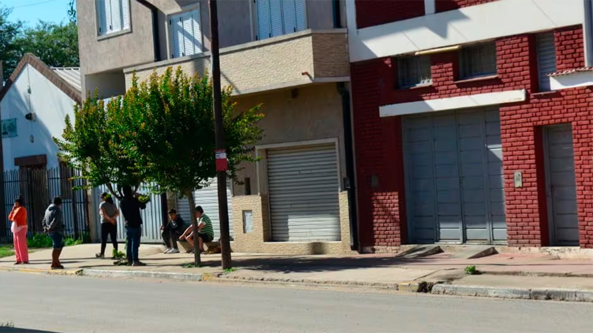 Les da el revés: Víctima abate a ladrón en su propia casa