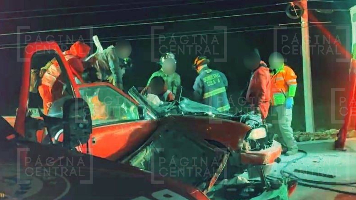 ¡Atrapado! Queda entre los fierros retorcidos tras chocar en carretera de Guanajuato