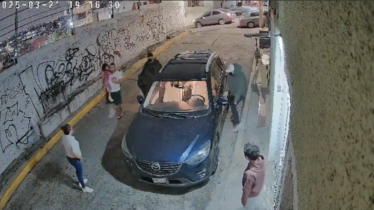 VIDEO ¡Viven momentos de terror! Familia sufre robo de camioneta con su hija adentro