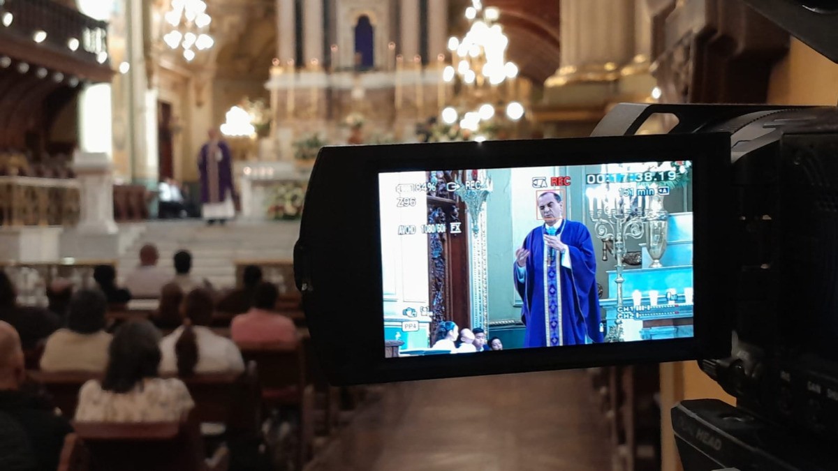 Arzobispo de León dedica bello ritual a los 8 jóvenes asesinados en Salamanca y al Papa