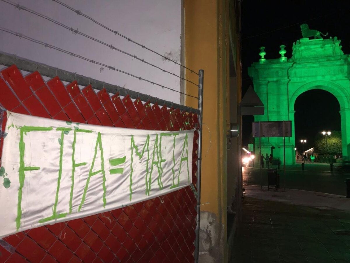 ¡Robaron la ilusión! Afición de León estalla contra la FIFA en las calles