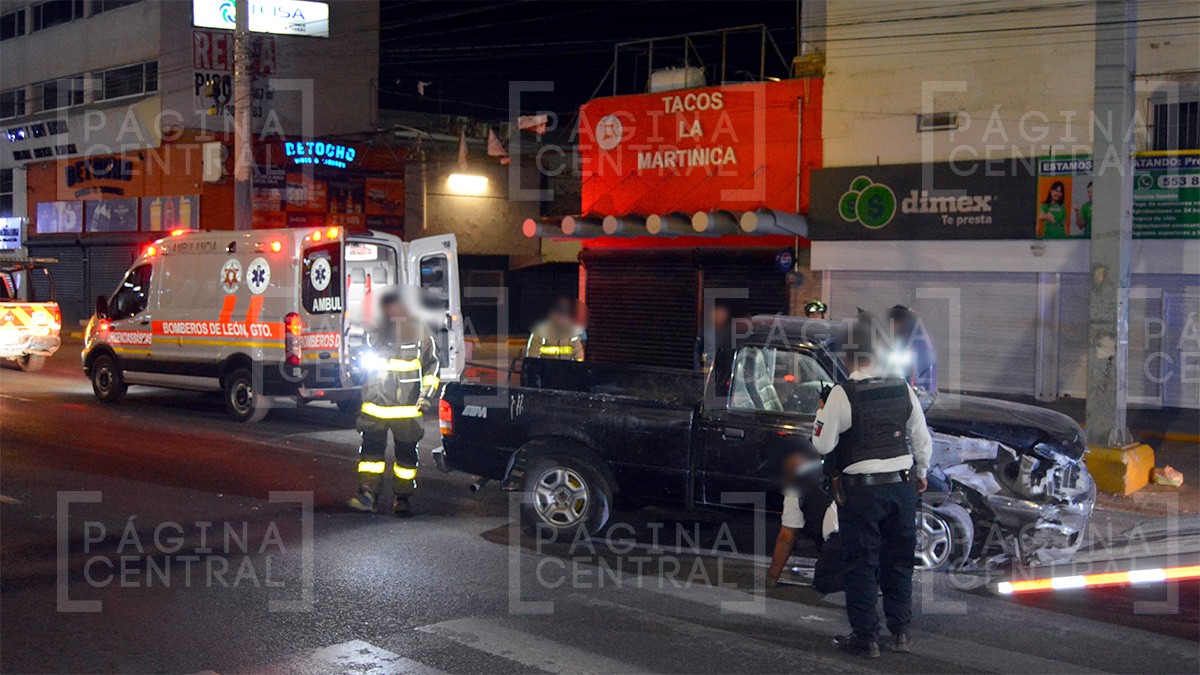 Conductor presuntamente ebrio choca contra un semáforo y vuelca en Torres Landa