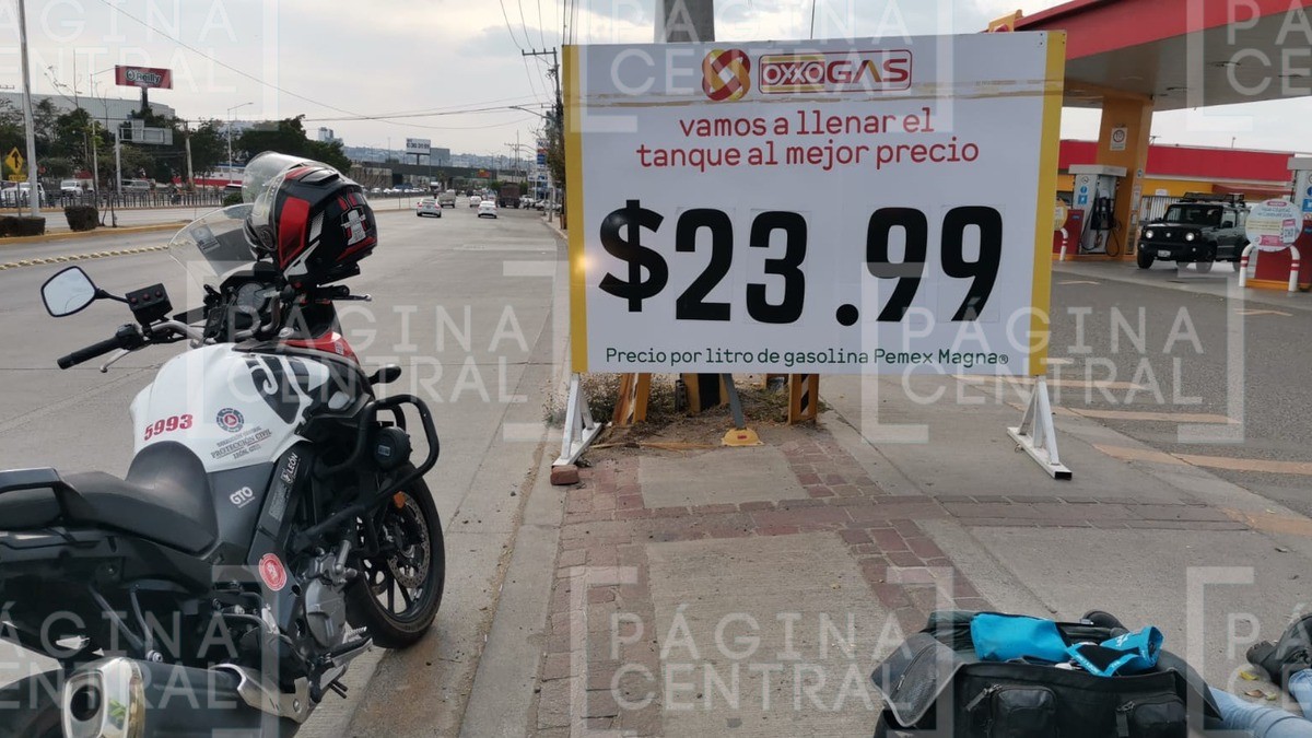 Mujer iba caminando en Villa Magna ¡y le cae un anuncio de gasolinera encima!