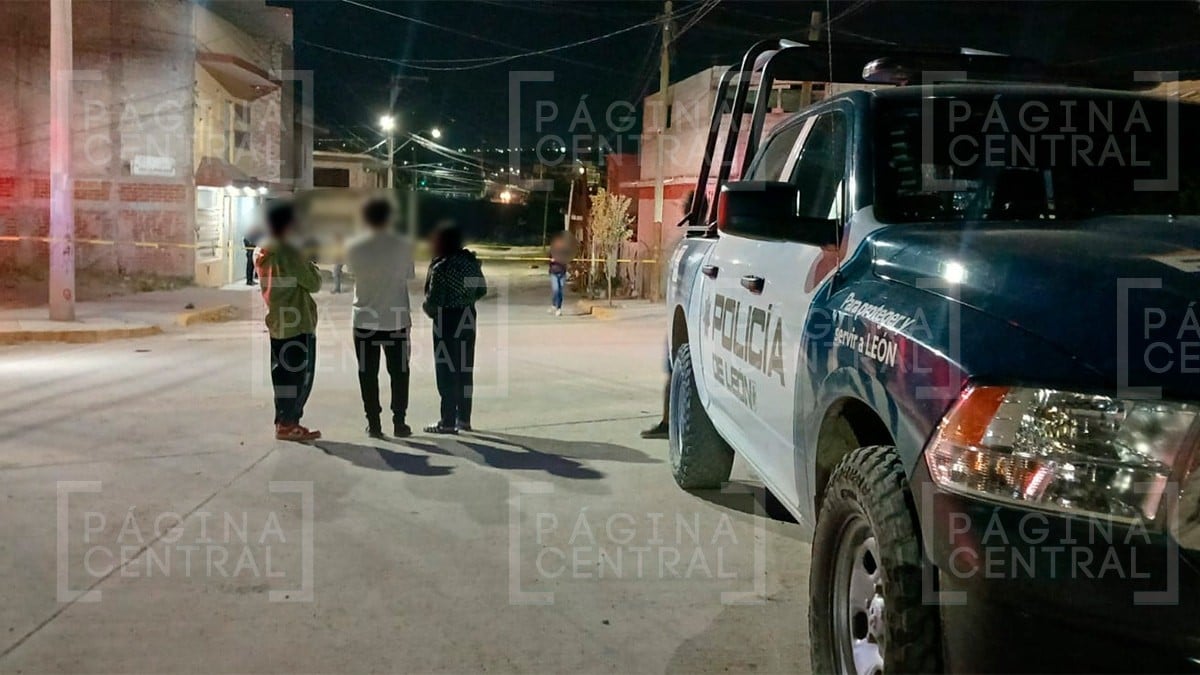 Sicarios en motocicleta disparan contra un hombre mientras platicaba con dos personas