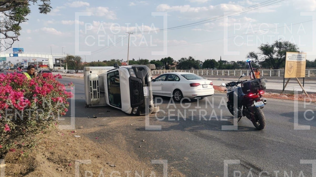 Chofer iba a exceso de velocidad y vuelca en el Libramiento Morelos