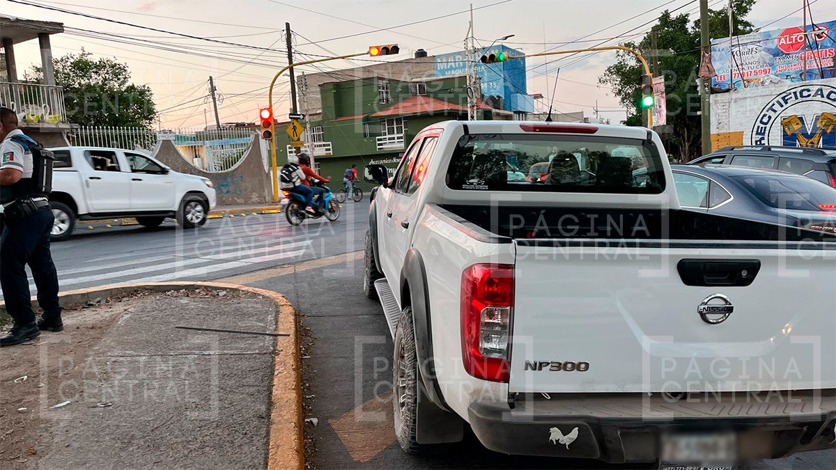 Mujer intenta cruzar el bulevar y es atropellada por una camioneta, salió volando 4 metros