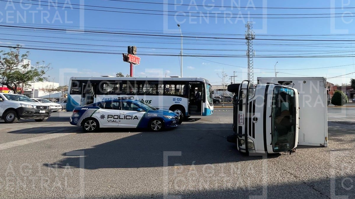 ¡Qué susto! Camioneta invade carril, choca contra camión y vuelca; responsable se fuga