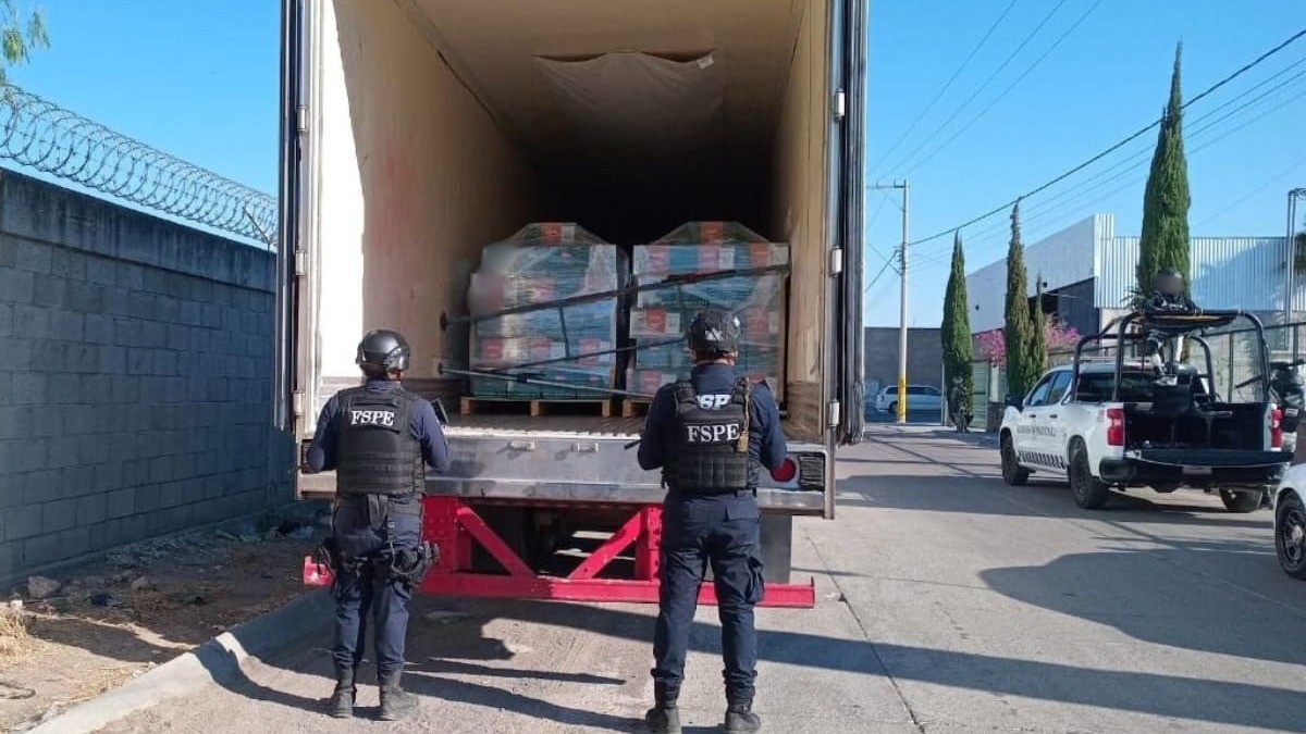 ¡Millones de pesos en queso! Aseguran tractocamión con mercancía robada