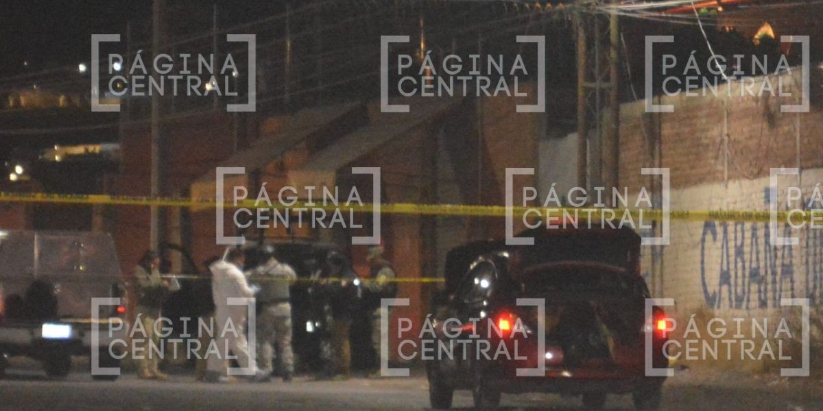 VIDEO Elementos de la GN revisan Nissan y ven cadáver encajuelado