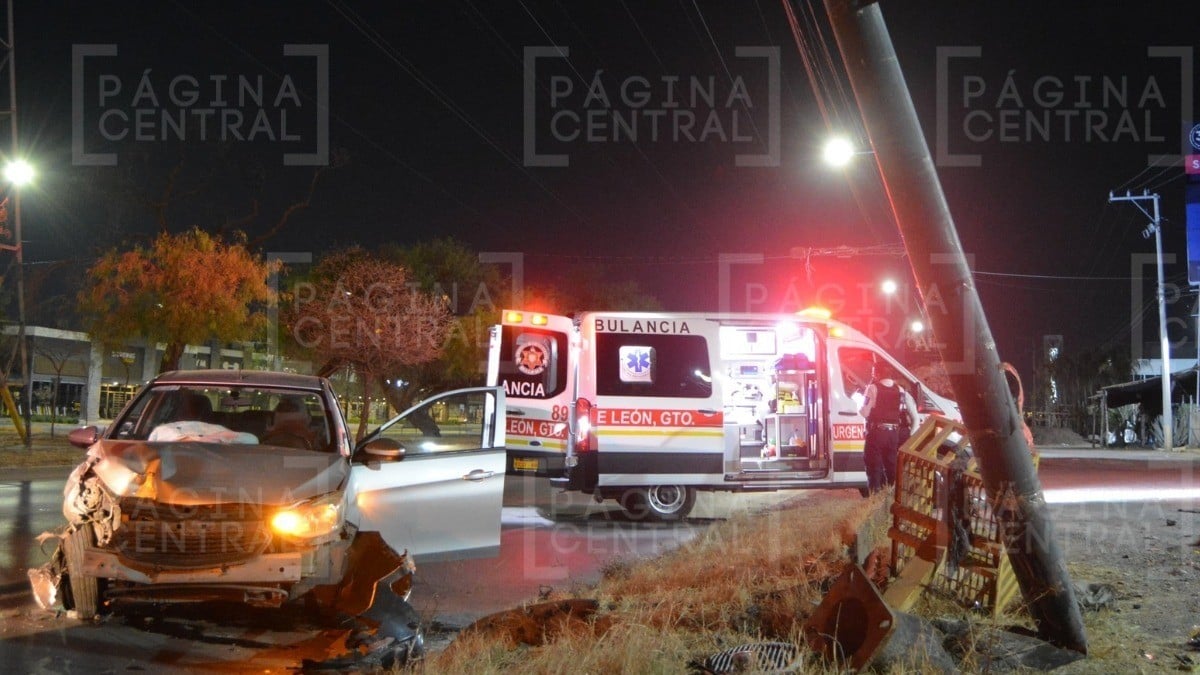 ¡Se queda dormido! Conductor de taxi ejecutivo iba por Cañada de Alfaro y choca con poste