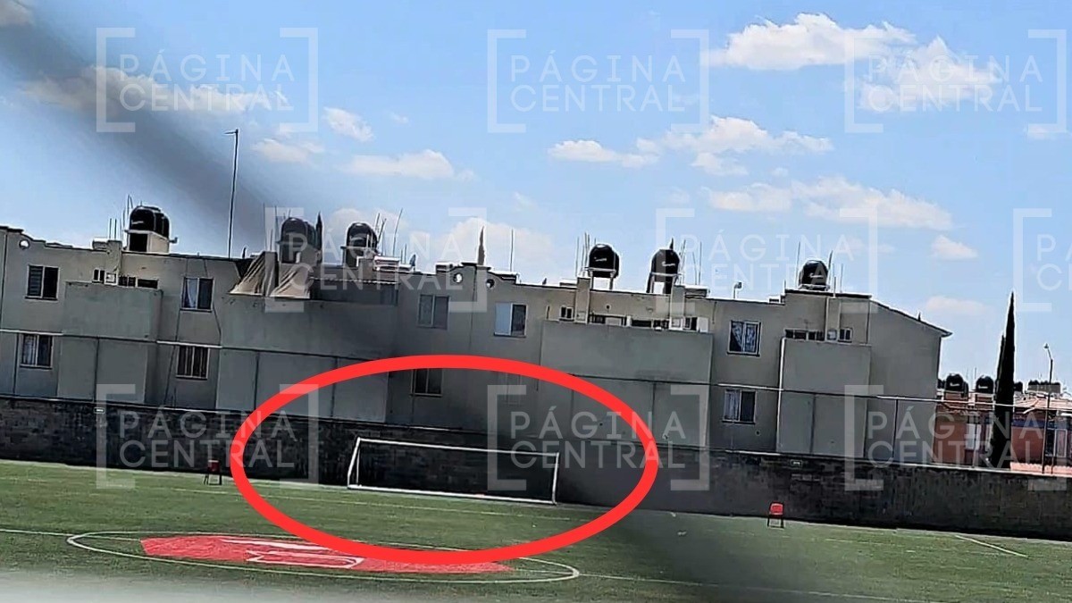¿Qué hacían los alumnos cuando una portería de futbol cayó sobre una niña? Ya investigan