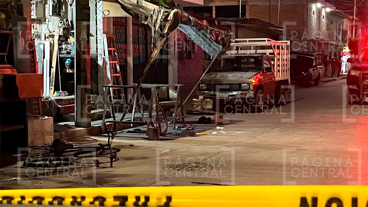 Atacan a balazos a tres personas mientras platicaban afuera de una carpintería
