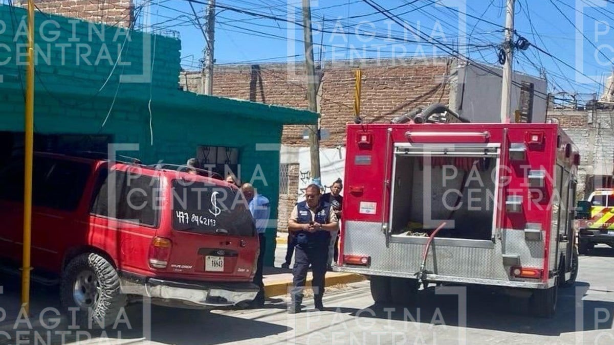¡A un lado! Camioneta sin frenos impacta vivienda en La Pradera